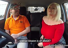 Tykk moden fucks in driving school bil