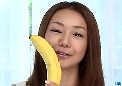 Serina Hayakawa menyenangkan dengan bibirnya yang hangat
