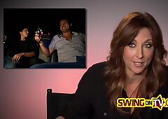 Swingers santai mengobrol tentang satu sama lain sebelum pesta seks