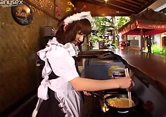 Срамеживи кафяви коси Японски мацка Aimi Hoshii Bakes Pancakes