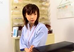 Hütsch Teenie Aki Hoshino besucht Krankenhaus für den Check-up