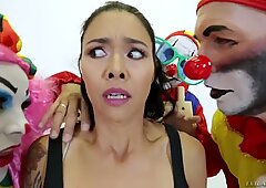 Cheeky und Verrückt Tätowierte Dame, die gleichzeitig mit drei Clowns gefickt wird.