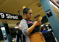Cuki duci filipina lány with szemüveg várakozás vonatra