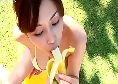 Rik breasted japansk TØS Anri Sugihara spiser stor banan