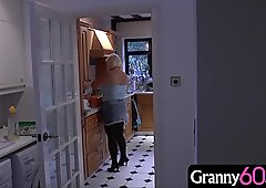 Bunicuță vine acasă dintr-o zi de cumpărături și găsește un tânăr intrat mascat în casă!