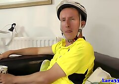Britisk moden i Strømper plukker opp syklist for fuck