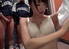 Храбрый китайское леди дает всю футбольную команду полным рот.