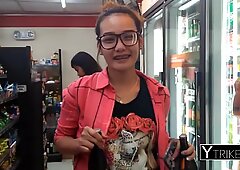 Filippinsk blondine teenager med lille tatovering elsker interracial første personer synsvinkel