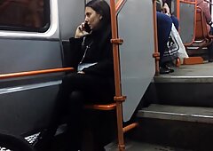 Horká mamina na černošky punčochy v pozdní tramvaji