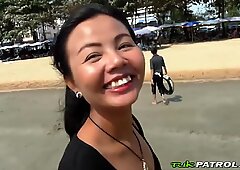 Sexy thai snelle plukket opp på strengen og knullet pov
