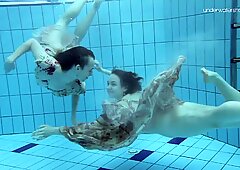 Anna Netrebko och Lada Poleshuk under Vatten Lesbos