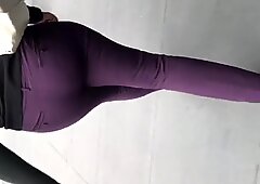 Veľká rťka milf vo fialových šaty nohavíc