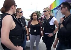 Възбуден дебели проститутките в ченгените униформи Споделяне и GAG Deep на BBC