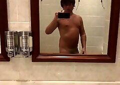 Offentlig mann som onanerer rampete naken solbrun badstue øyeblikk