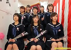 Japansk schoolgirls kom ihop och hade en Gruppsex precis i skolan.