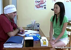 Natiahnutý doktor rozbil ázijčanky kurvu