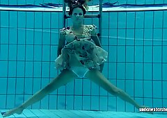Lucy Gurchenko Rusia Berbulu Gadis di kolam renang telanjang