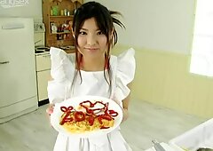 Die heiße Köchin Miri Hanai wünscht sich nach dem Abendessen eine heiße Fortsetzung