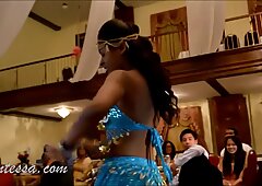 Trini Indisch Frauen schütteln Bootie in diesem sexy Chutney-Tanzvideo