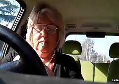 Talianky babička masturbuje v jej auto