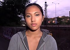 Publicznie agent pieprzy azjatki panienki Niech Thai na pieska