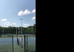 Tatt naken på den offentlige tennisbanen august 2021