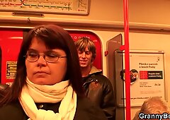 Dia menghampiri Awek Matang Gadis di Metro