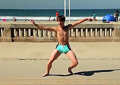 Teplý chlapeček tancování na pláži s speedo bulge / novinho dan & ccedil_ando sunga Na praia